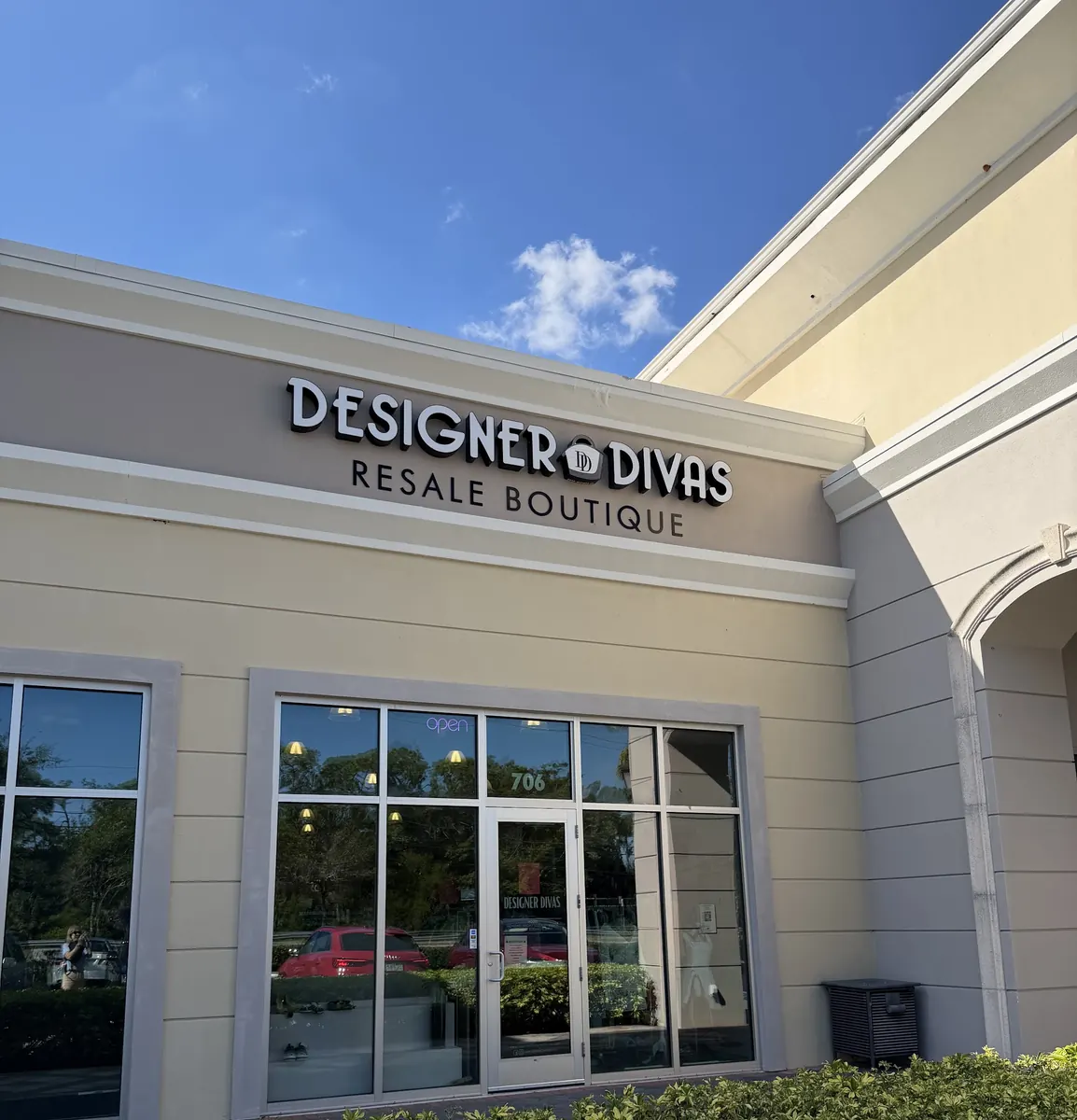 The Designer Divas Resale Boutique storefront and sign